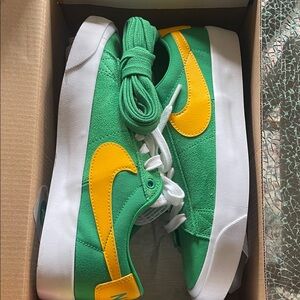 Nike Unisex Sneakers in Green and Yellow/ 6 Men’s  or 7.5 Women’s